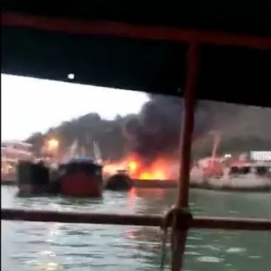 汕尾马宫渔船着火，现场火势凶猛浓烟滚滚！